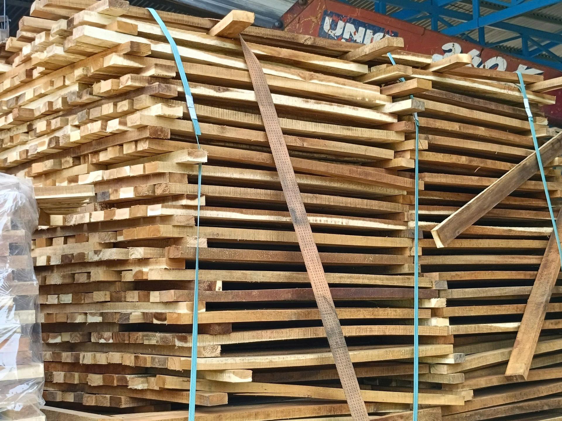 để tiết kiệm chi phí thì xưởng cần chọn đúng loại gỗ tràm phù hợp